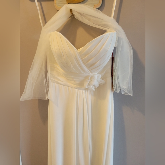 NWT Size 2 Wedding Gown. Can be worn strapless or with straps. Chiffon Shawl inc - Picture 6 of 12
